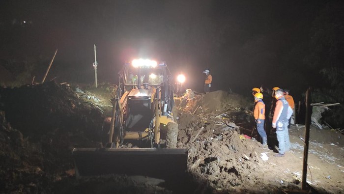 Pencarian korban longsor di Blitar.