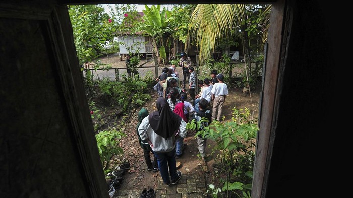 Pendidikan sekolah alam di Muaro Jambi Pengajar Sekolah Alam Raya Muara Jambi (Saramuja) Mukhtar Hadi (atas) memandu jalannya permainan edukasi yang diikuti anak-anak Saramuja dan Sekolah Alam Raya Lubuk Pusako saat memberikan materi pengenalan tanaman obat lokal di Rumah Toga Siti Hawa, Muaro Jambi, Jambi, Minggu (30/6/2024). Saramuja yang didirikan sejak 2010 oleh 6 pemuda di Desa Muaro Jambi itu merupakan sekolah alam gratis yang dibuka setiap Minggu dengan kurikulum ajar berbasis pendidikan karakter dan kearifan lokal yang saat ini memiliki 20 siswa aktif usia sekolah dasar. ANTARA FOTO/Wahdi Septiawan/foc.