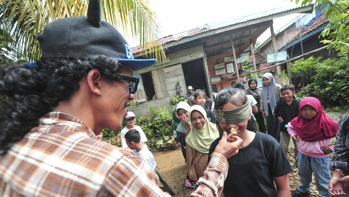 Pendidikan sekolah alam di Muaro Jambi Pengajar Sekolah Alam Raya Muara Jambi (Saramuja) Mukhtar Hadi (atas) memandu jalannya permainan edukasi yang diikuti anak-anak Saramuja dan Sekolah Alam Raya Lubuk Pusako saat memberikan materi pengenalan tanaman obat lokal di Rumah Toga Siti Hawa, Muaro Jambi, Jambi, Minggu (30/6/2024). Saramuja yang didirikan sejak 2010 oleh 6 pemuda di Desa Muaro Jambi itu merupakan sekolah alam gratis yang dibuka setiap Minggu dengan kurikulum ajar berbasis pendidikan karakter dan kearifan lokal yang saat ini memiliki 20 siswa aktif usia sekolah dasar. ANTARA FOTO/Wahdi Septiawan/foc.