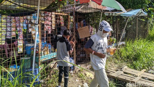 Penampakan lapak warga di luar Sirkuit Eks Bandara Selaparang, Kota Mataram, Minggu (30/6/2024). Foto: (Ahmad Viqi/detikBali)