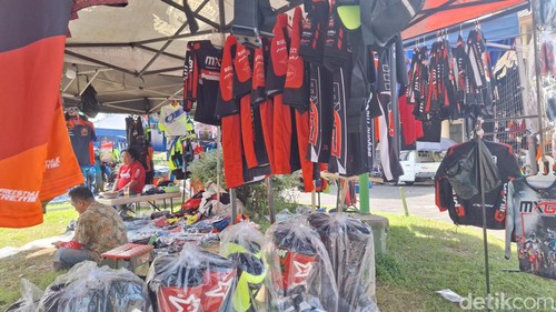 Penjualan merchandise MXGP 2024 di Sirkuit Eks Bandara Selaparang, Kota Mataram, NTB, sepi pembeli, Minggu (30/6/2024). (Nathea Citra/detikBali)