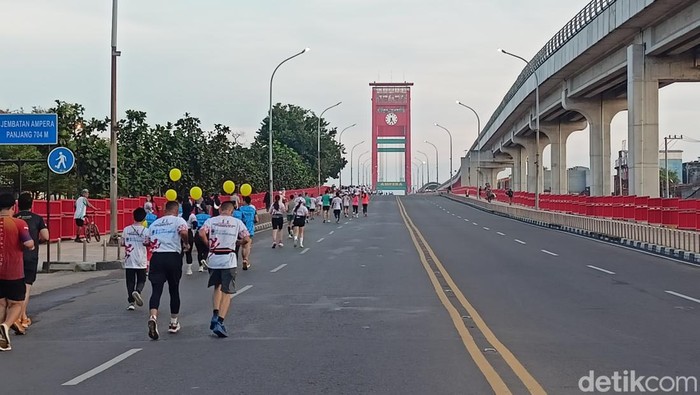 Peserta lari melintasi jembatan Ampera di event Ampera Tourism Run 2024