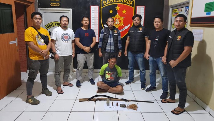 Petanki di Mura saat diamankan polisi karena kedapatan menyimpan senpira ilegal di rumahnya. Petanki di Mura saat diamankan polisi karena kedapatan menyimpan senpira ilegal di rumahnya.