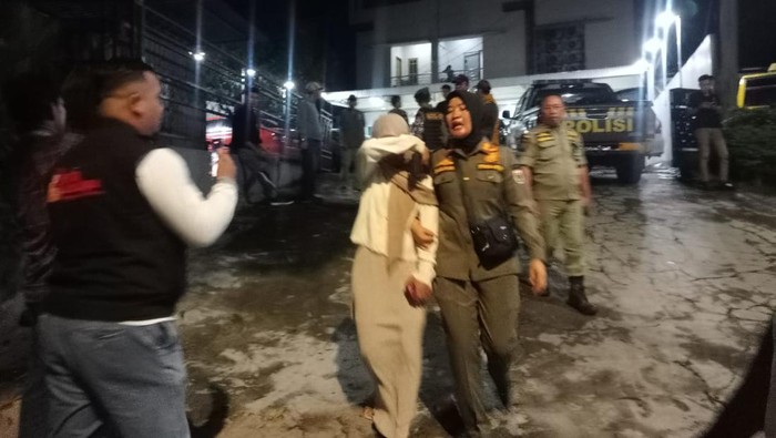 Petugas Satpol PP Lubuklinggau mengamankan salah satu pasangan bukan suami istri di sebuah penginapan