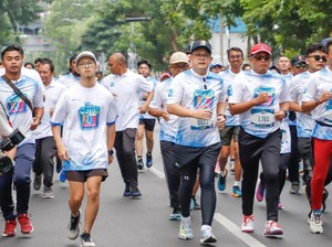 Pj Gubernur Jatim Ramaikan Color Run, Lari Sejauh 5 Km-Kasih Motor Listrik