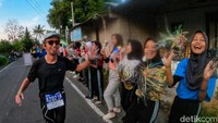 Yang menjadi ciri khas MJM adalah warga lokal yang dilibatkan untuk memberikan dukungan bagi pelari.
