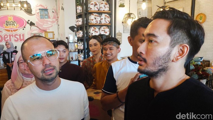 Raffi Ahmad dan Ritchie Ismail Kunjungi Sentra Oleh-oleh di Lembang