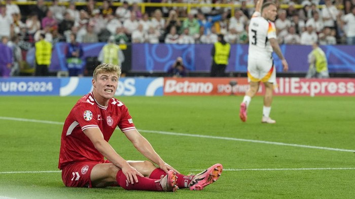 Denmarks Rasmus Hojlund is dejected after failing to score during a round of sixteen match between Germany and Denmark at the Euro 2024 soccer tournament in Dortmund, Germany, Saturday, June 29, 2024. (AP Photo/Andreea Alexandru)