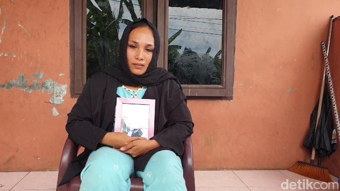 Rika saat menjelaskan soal anaknya AKH yang diduga meninggal karena malpraktik. (Nizar Aldi/detikSumut)