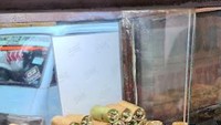 Di Cakung, Jakarta Timur kamu bisa menemukan warung bernama Roti Ayanan Buaran. Menawarkan roti gulung goreng yang bisa dilengkapi denangan topping. Foto: Google Review