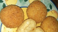 Roti goreng yang ditawarkan di kedai bernama Roti Goreng Maknyus di Tangerang berbentuk bulat. Isiannya lumer dan renyah di luar. Harganya Rp 3.000. Foto: Google Review
