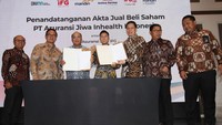 Riduan, Direktur Corporate Banking PT Bank Mandiri (Persero) Tbk (ketiga kiri) bersama Ryan Diastana Firman, Direktur Keuangan PT Asuransi Jiwa IFG (tengah); dan Djagad Prakasa Dwialam, Direktur Utama PT Kimia Farma Tbk (ketiga kanan) melakukan penandatanganan akuisisi saham PT Asuransi Jiwa Inhealth Indonesia (Mandiri Inhealth) yang disaksikan oleh (dari kiri) Hexana Tri Sasongko, Direktur Utama IFG (kiri); Kartika Wirjoatmodjo, Wakil Menteri BUMN (kedua kiri); Darmawan Junaidi, Direktur Utama PT Bank Mandiri (Persero) Tbk (kedua kanan); dan Pantro Pander Silitonga, Direktur Bisnis IFG (kanan) di Jakarta.