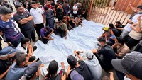 Para tetangga mengurus pemakaman keluarga Zourob.