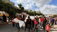 Warga mengantar jenazah korban serangan Israel itu ke pemakaman.