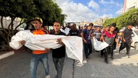 Para pelayat membawa jenazah warga Palestina dari keluarga Zourob yang tewas dalam serangan Israel, di Khan Younis, di Jalur Gaza selatan, 30 Juni 2024.