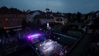 Begini suasana aksi lompat trampolin tertinggi di dunia.