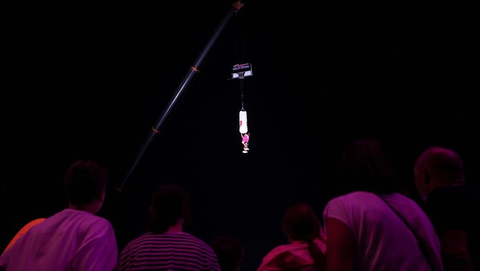Semangat! Orang-orang Berusaha Pecahkan Lompat Trampolin Tertinggi di Dunia A man attempts to break the world record of the highest trampoline jump in Ljubljana, Slovenia June 29, 2024. REUTERS/Borut Zivulovic