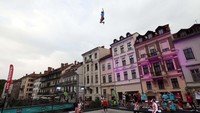 Sejumlah pria berusaha memecahkan rekor dunia lompat trampolin tertinggi.