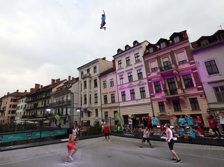 Semangat! Orang-orang Ini Berusaha Pecahkan Lompat Trampolin Tertinggi di Dunia