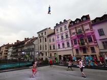 Semangat! Orang-orang Ini Berusaha Pecahkan Lompat Trampolin Tertinggi di Dunia