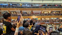 Tidak lupa pengunjung mengabadikannya dengan ponsel.