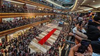 Grup sirkus asal Rusia, The Nikolaevs melakukan atraksi akrobatik pada hari terakhir pertunjukan di salah pusat perbelanjaan di Jakarta Selatan, Minggu (30/6/2024).
