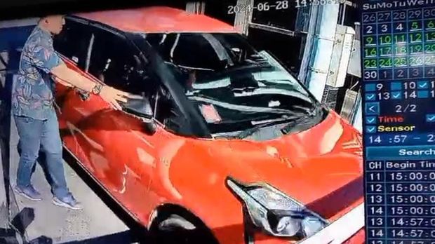 Sopir taksi online menerobos palang tol Bandara Sultan Hasanuddin Makassar saat dicegat petugas.