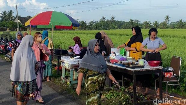 Suasana di Pasar Kuliner Aby Cinta, Dusun Kembang Kerang, Desa Aik Darek, Lombok Tengah, NTB. (Edi Suryansyah/detikBali)