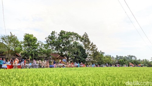 Suasana di Pasar Kuliner Aby Cinta, Dusun Kembang Kerang, Desa Aik Darek, Lombok Tengah, NTB. (Edi Suryansyah/detikBali)