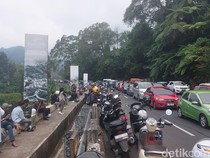 Kios-kios Puncak Telah Dibongkar, Wisatawan Tetap Asyik Nongkrong