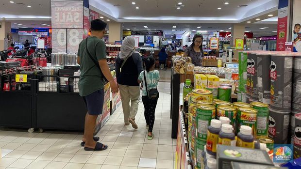 Suasana saat berlangsungnya Full Day Sale di Transmart ITC BSD, Tangerang Selatan, Minggu (30/6/2024). (CNBC Indoonesia/Teti Purwanti)