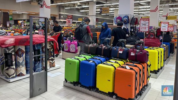 Suasana saat berlangsungnya Full Day Sale di Transmart ITC BSD, Tangerang Selatan, Minggu (30/6/2024). (CNBC Indoonesia/Teti Purwanti)