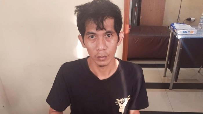 Tampang pria di OKU yang menyimpan 3 jenis narkotika saat diamankan polisi.
