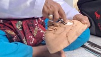 Pun bukan sembarang topeng. Tapi, topeng yang proses pembuatannya harus melalui proses spiritual tertentu dan menggunakan bahan kayu khusus.