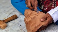 Kayu jenis ini teksturnya memang lunak dan lebih gampang untuk dibentuk, namun kuat dan tak mudah pecah.