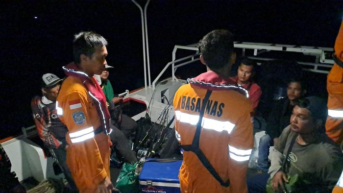 Tim SAR gabungan saat mengevakuasi penumpang kapal motor yang mati mesin
