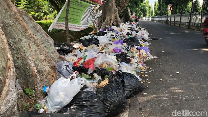 Penampakan tumpukan sampah di Jalan Kusbini, Gondokusuman, Kota Jogja, Minggu (30/6/2024) siang.
