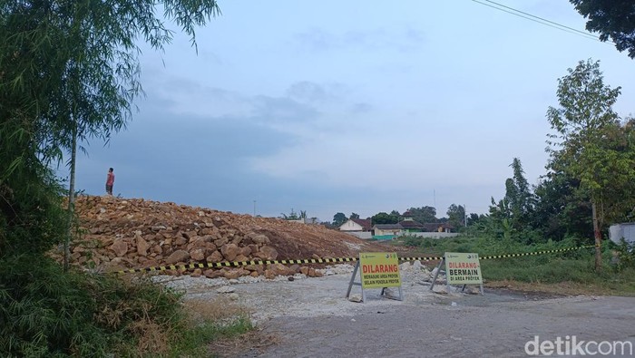 Uruk tanah proyek tol di Tlogoadi, Mlati, Sleman, Sabtu (29/6/2024).