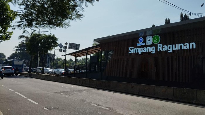 Halte Simpang Ragunan di Jalan Harsono RM, Jakarta Selatan, selesai direnovasi, Minggu (30/6/2024). Terdapat 8 pintu halte yang melayani tujuh rute bus TransJakarta.