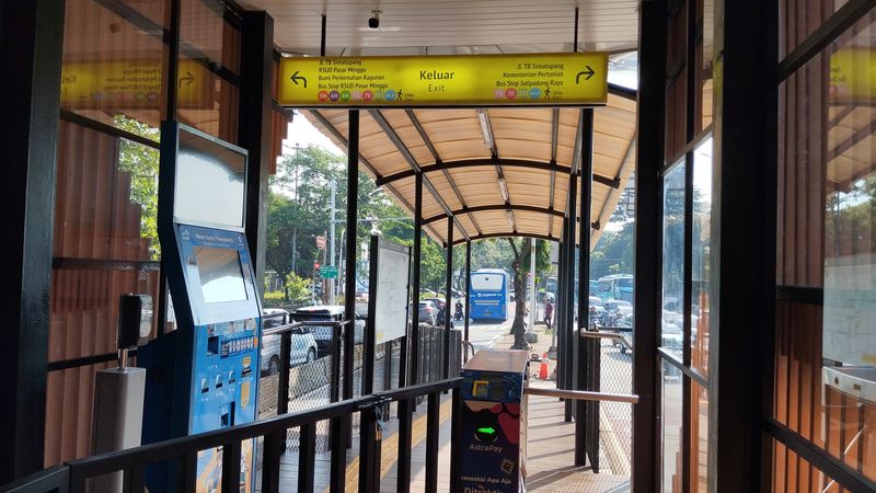 Halte Simpang Ragunan di Jalan Harsono RM, Jakarta Selatan, selesai direnovasi, Minggu (30/6/2024). Terdapat 8 pintu halte yang melayani tujuh rute bus TransJakarta.