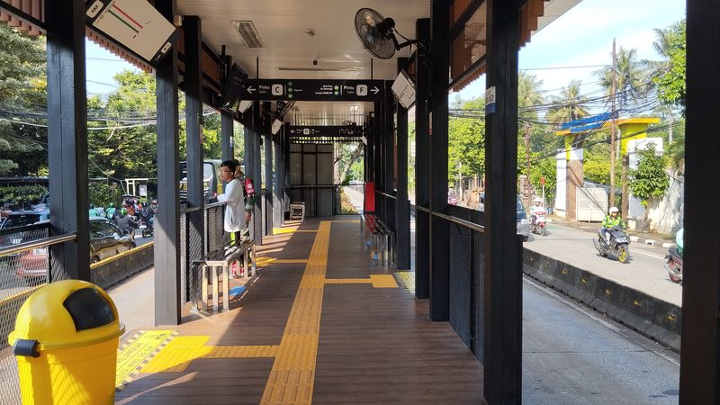 Halte Simpang Ragunan di Jalan Harsono RM, Jakarta Selatan, selesai direnovasi, Minggu (30/6/2024). Terdapat 8 pintu halte yang melayani tujuh rute bus TransJakarta.