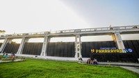Warga duduk di sekitar Bendungan Lama Pamarayan di Kabupaten Serang, Banten, Minggu (30/6/2024).