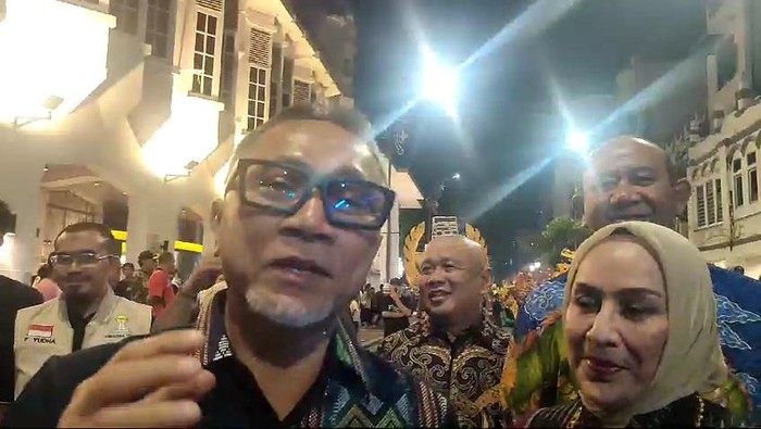 Zulhas saat berada di lokasi Pawai Colorful Medan Carnival Tahun 2024 dalam rangka HUT Kota Medan ke-434. (Dok. Istimewa)