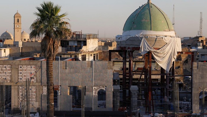 5 Bom ISIS Ditemukan Tersembunyi di Masjid Ikonik Irak A general view of the Grand Al-Nuri Mosque after it was evacuated due to the discovery of explosive devices inside it dating back to the time of the Islamic State militants in Mosul, Iraq, June 29, 2024. REUTERS/Khalid Al-Mousily