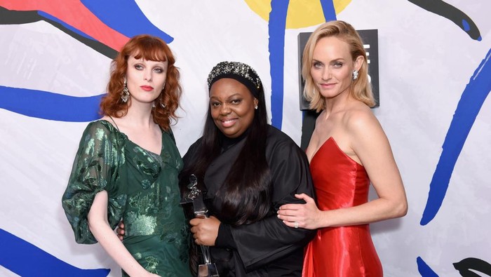 Pat McGrath (tengah) bersama aktris Karen Elson (kiri) dan Amber Valletta (kanan) di acara Winners Walk CFDA Fashion Awards 2017, New York City, AS.