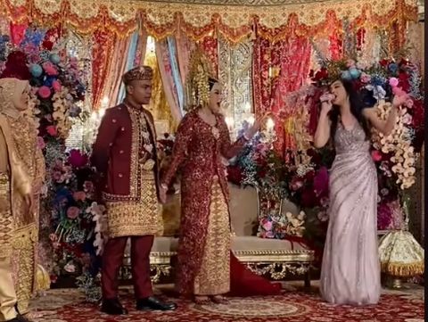 Acara pernikahan ini mendadak curi atensi publik karena ada Lyodra Ginting yang bernyanyi di atas pelaminan bikin kaget, auto konser di acara resepsi