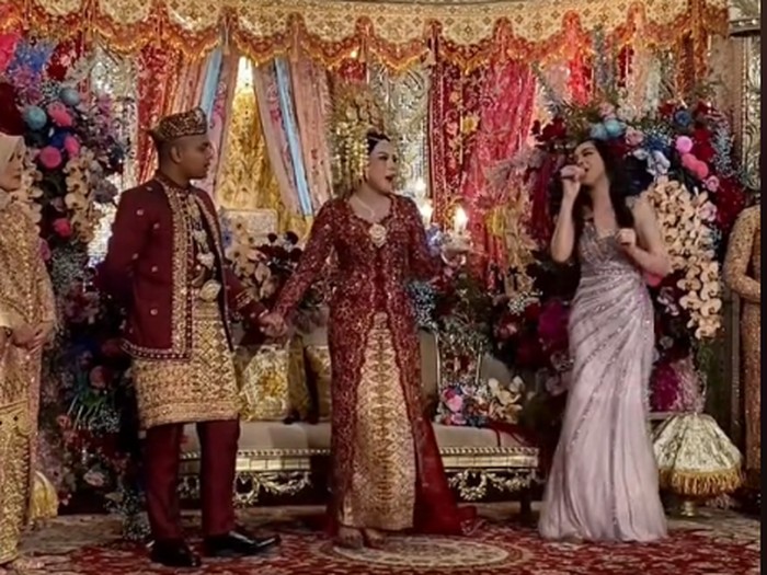 Acara pernikahan ini mendadak curi atensi publik karena ada Lyodra Ginting yang bernyanyi di atas pelaminan bikin kaget, auto konser di acara resepsi