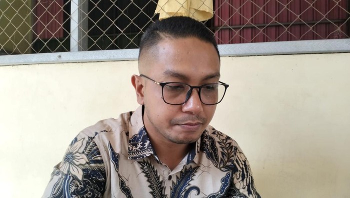 Achmad Saifulllah, kuasa hukum Lale Laksmining, saat ditemui di Polda NTB, Senin (1/7/2024). (Ahmad Viqi/detikBali)