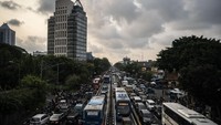 Sejumlah kendaaran terjebak kemacetan saat melintas di Jalan Pasar Senen, Jakarta, Senin (1/7/2024).
