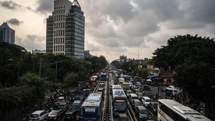 Sejumlah kendaaran terjebak kemacetan saat melintas di Jalan Pasar Senen, Jakarta, Senin (1/7/2024). Ditlantas Polda Metro Jaya mengimbau kepada para pengguna jalan raya untuk menghindari kepadatan lalu lintas imbas adanya kegiatan Hari Bhayangkara dan Pesta Rakyat di Monumen Nasional (Monas). ANTARA FOTO/Aprillio Akbar/YU